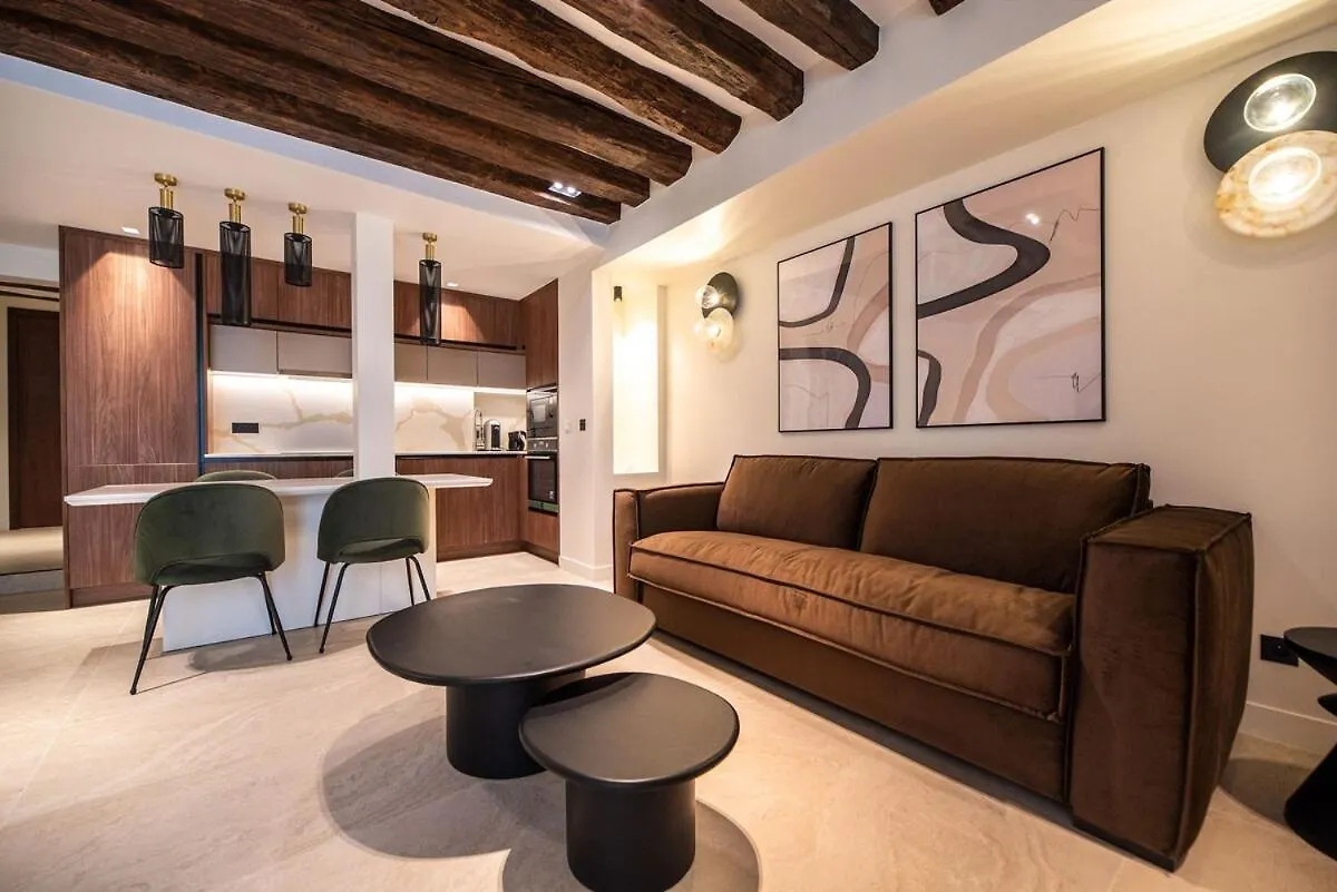 Charming Flat In Magnificient Place Des Vosges باريس 0*,
