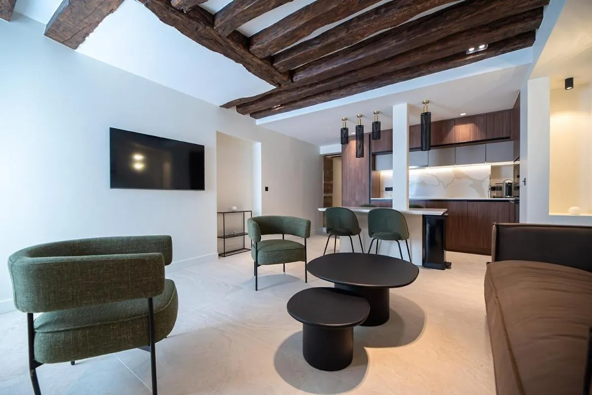 Charming Flat In Magnificient Place Des Vosges Parijs