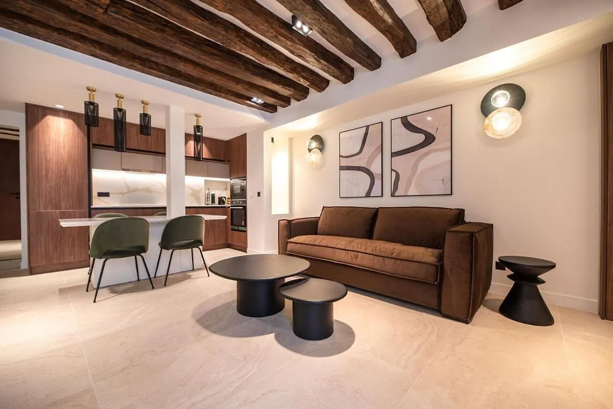 Charming Flat In Magnificient Place Des Vosges Parijs